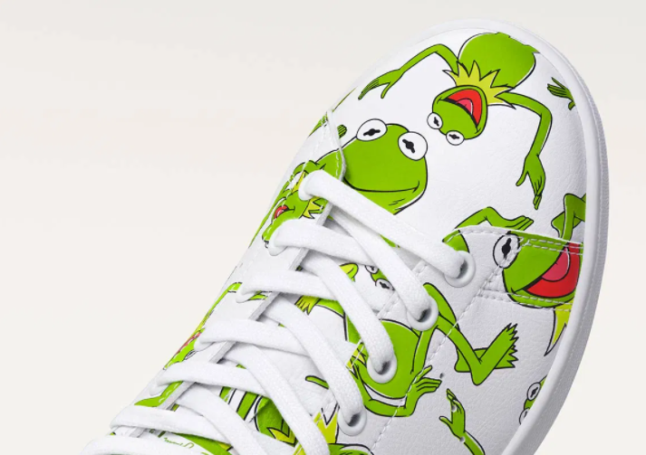 该款鞋子以白色皮革拼接而成,鞋身由绿色的kermit the frog(科米蛙)
