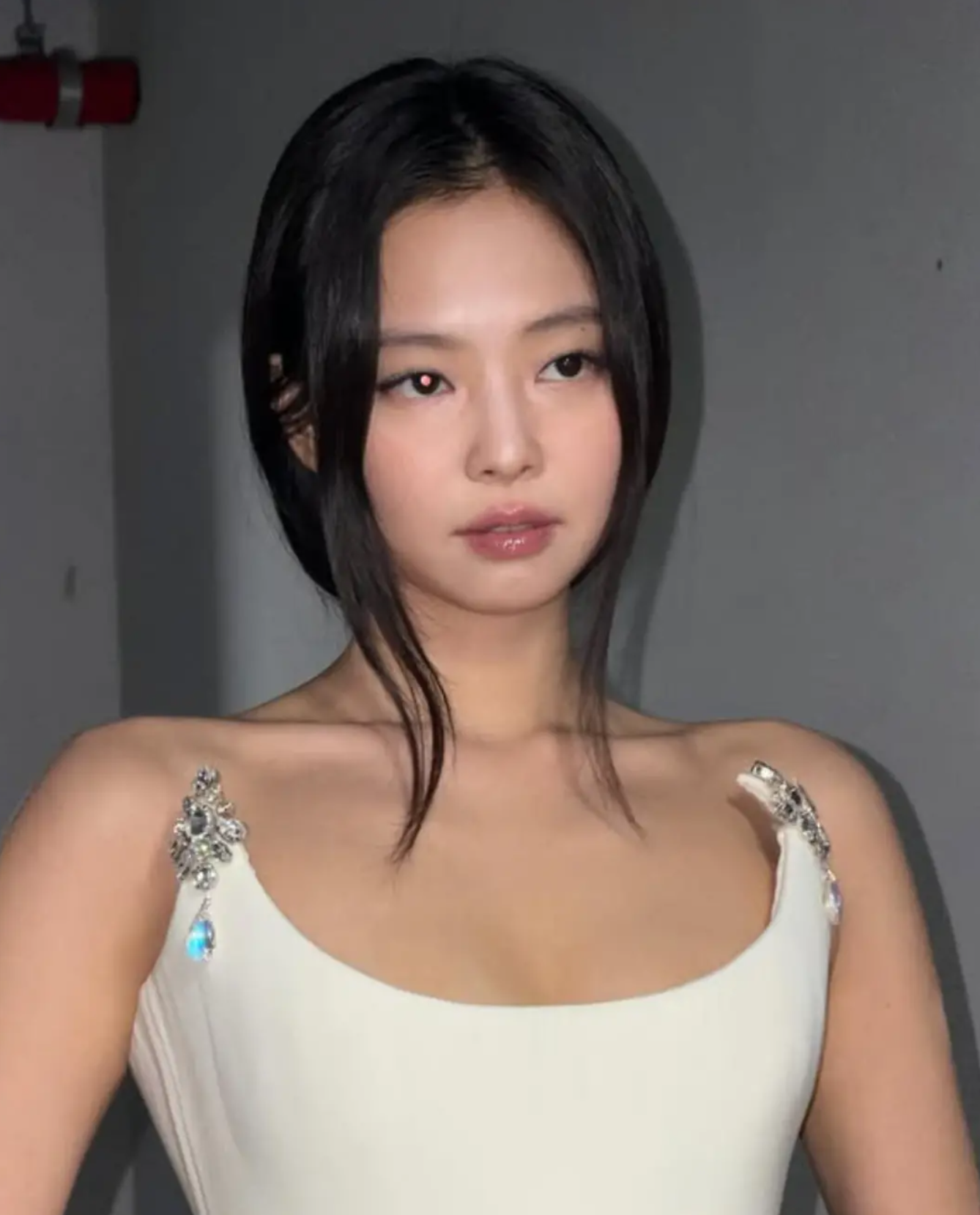 Jennie Ruby Jane showing off a snatched and glowing makeup look Jennie Ruby Jane showing off a snatched and glowing makeup look