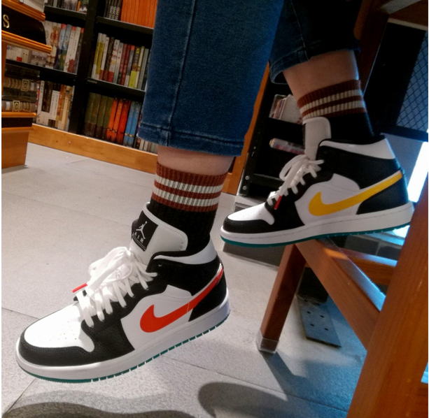 大码福利airjordanaj1mid鸳鸯红黄彩钩篮球鞋女鞋