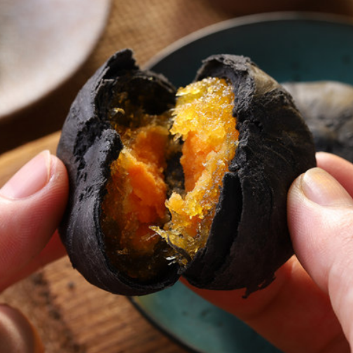 9.9元包邮！口口有料黑金蛋黄酥300g（返2元猫超卡）