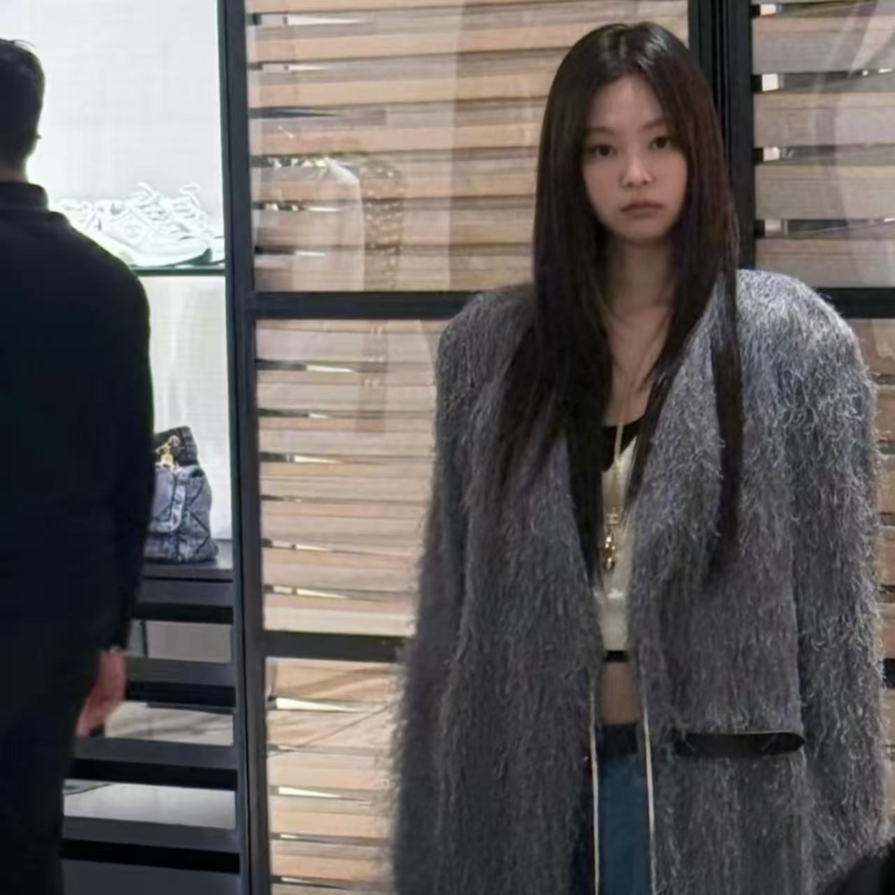 Jennie同款Dries Van Noten毛毛系带大衣6折起