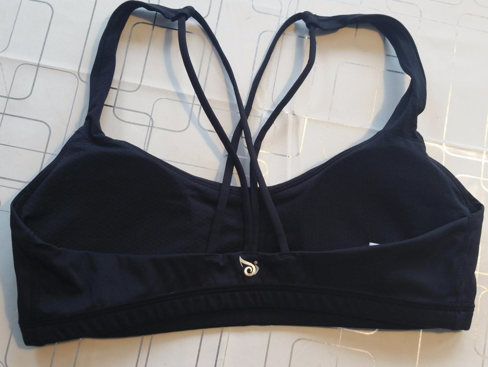 Back details of the strappy supportive sports bra alternative