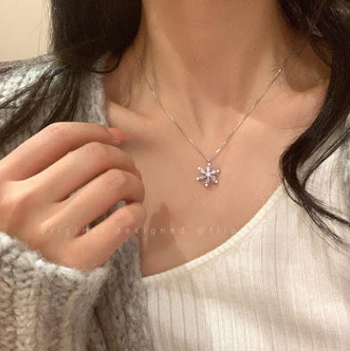 13.99元包邮！可转动雪花项链小众设计感锁骨链