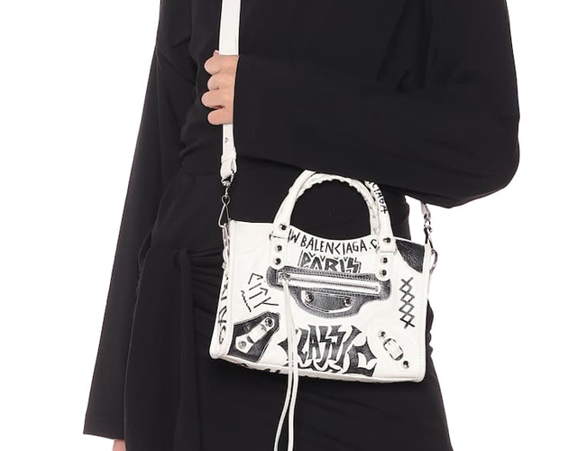 Balenciaga Classic City Mini涂鸦机车包 5折 975 约6377元 拔草哦 Balenciaga Classic City Mini涂鸦机车包 5折 975 约6377元 拔草哦