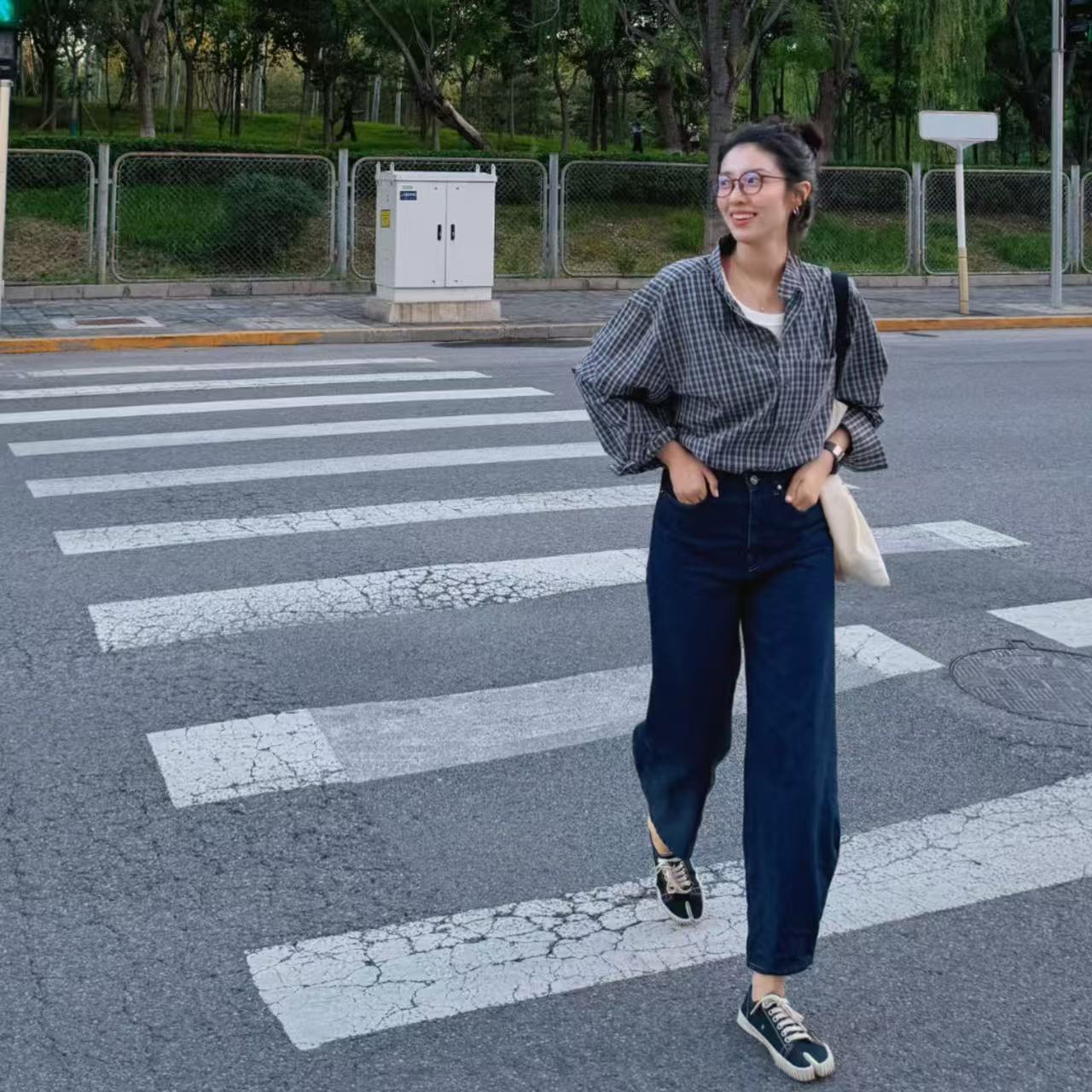 Toteme深蓝牛仔弯刀裤限时特惠