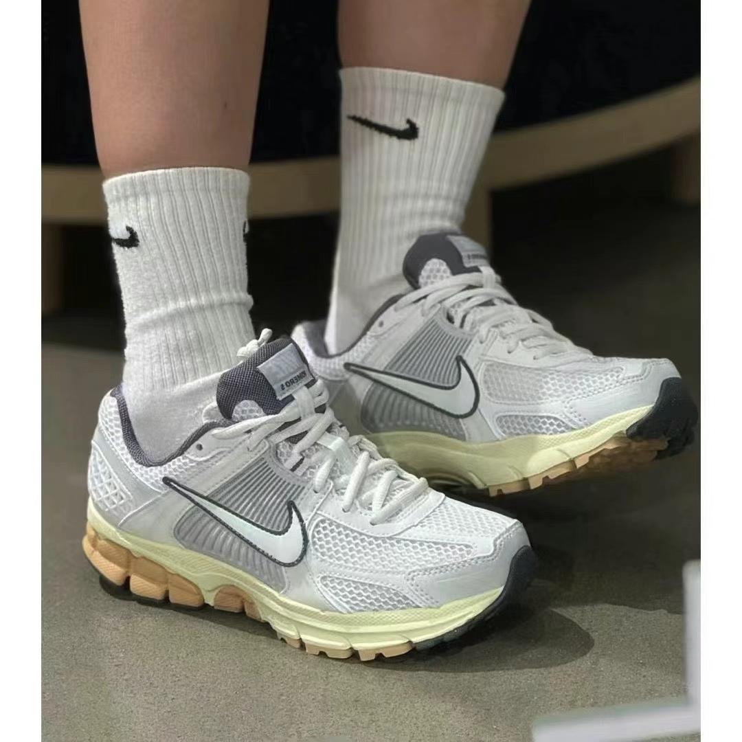 Nike银白Vomero 5运动鞋特价