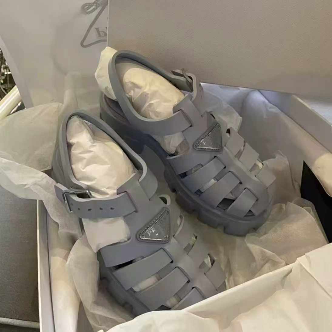 Prada罗马凉鞋57折优惠