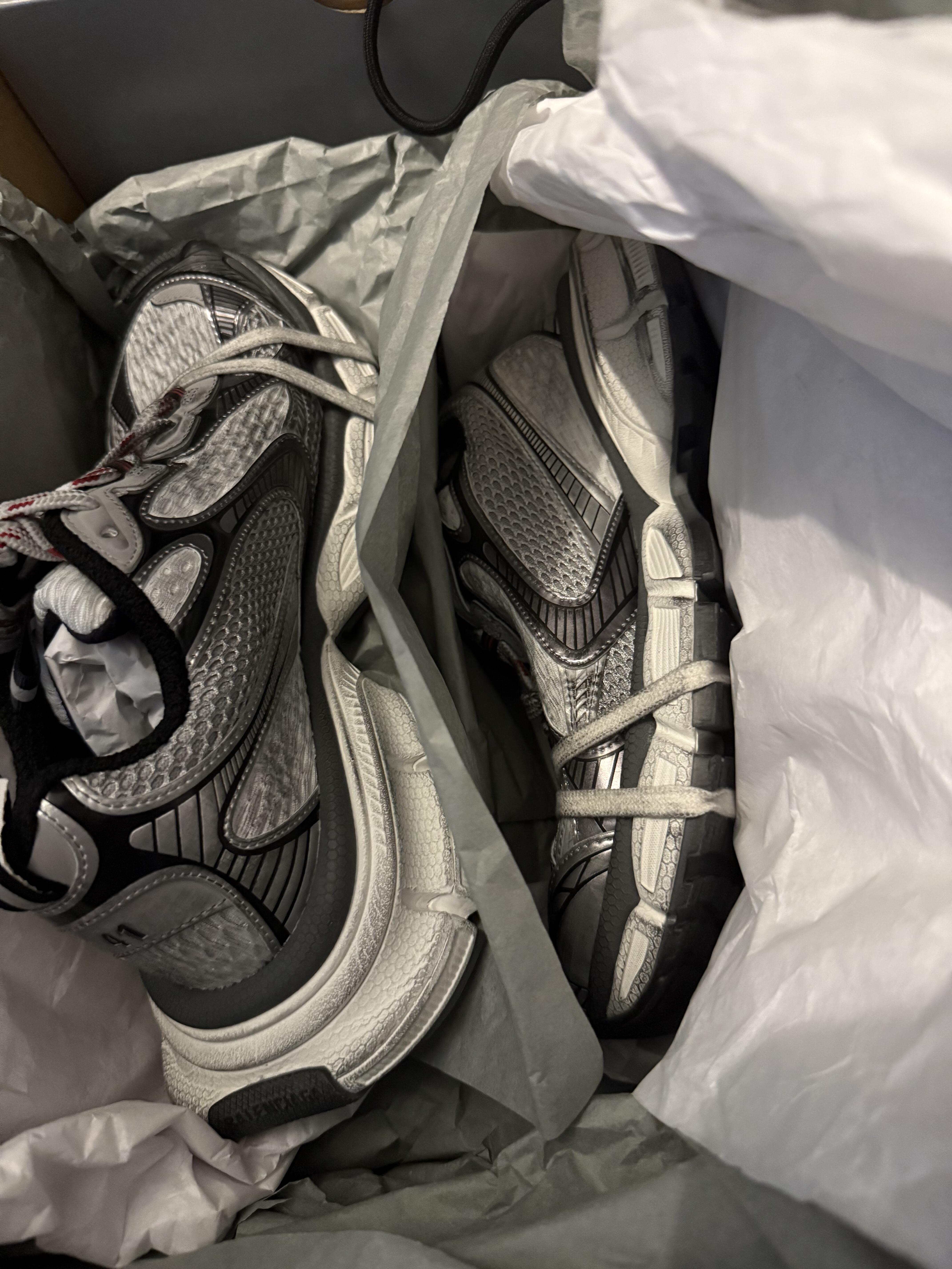 Unboxing Balenciaga 3XL sneakers in silver-grey