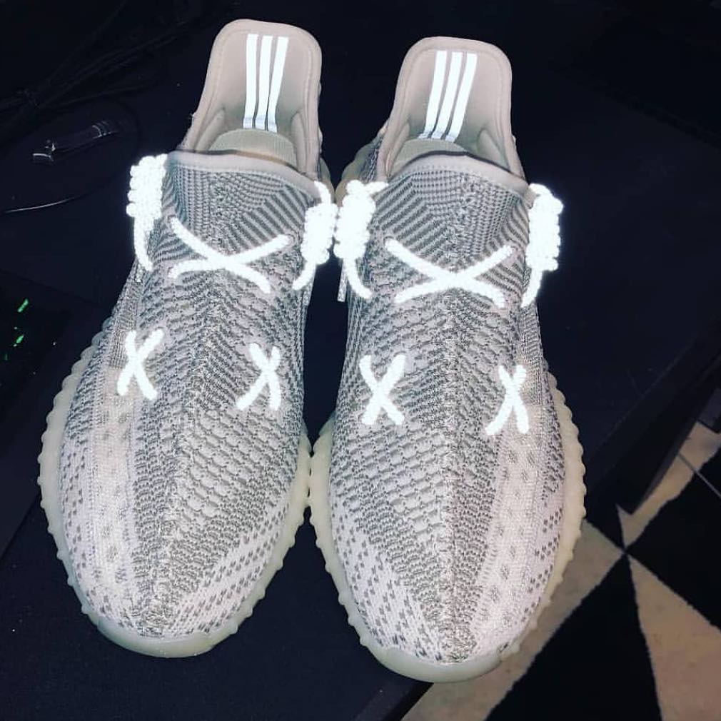 yeezy 最近爆火的 kaws 鞋帶怎麼系?今天教你兩分鐘搞定!