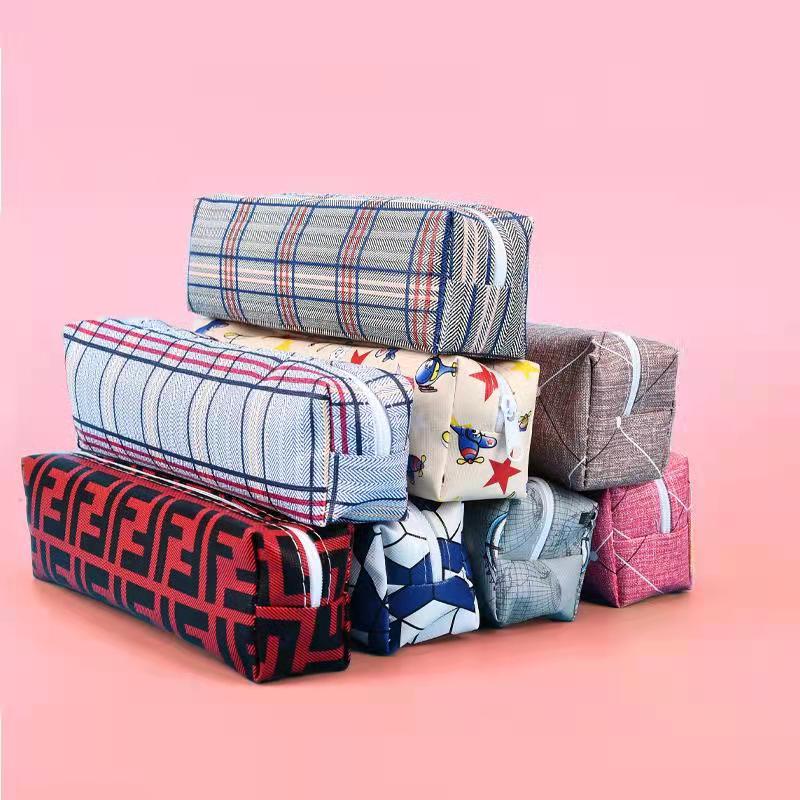 学生大容量笔袋1个（图案随机）