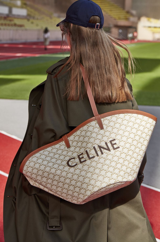 celine 经典老花换新色:白巧克力色调lisa率先试背