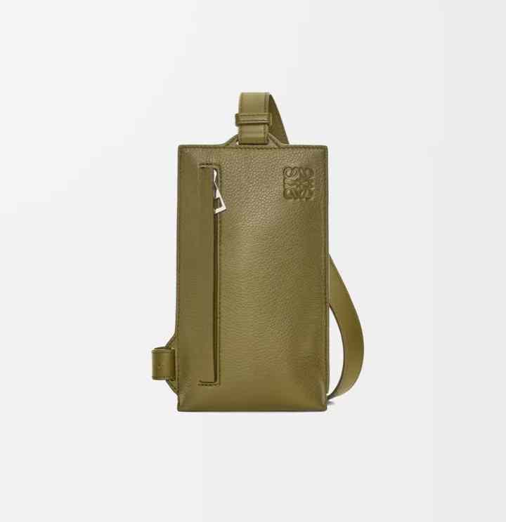 Loewe Vertical T Pocket斜挎包限时6折