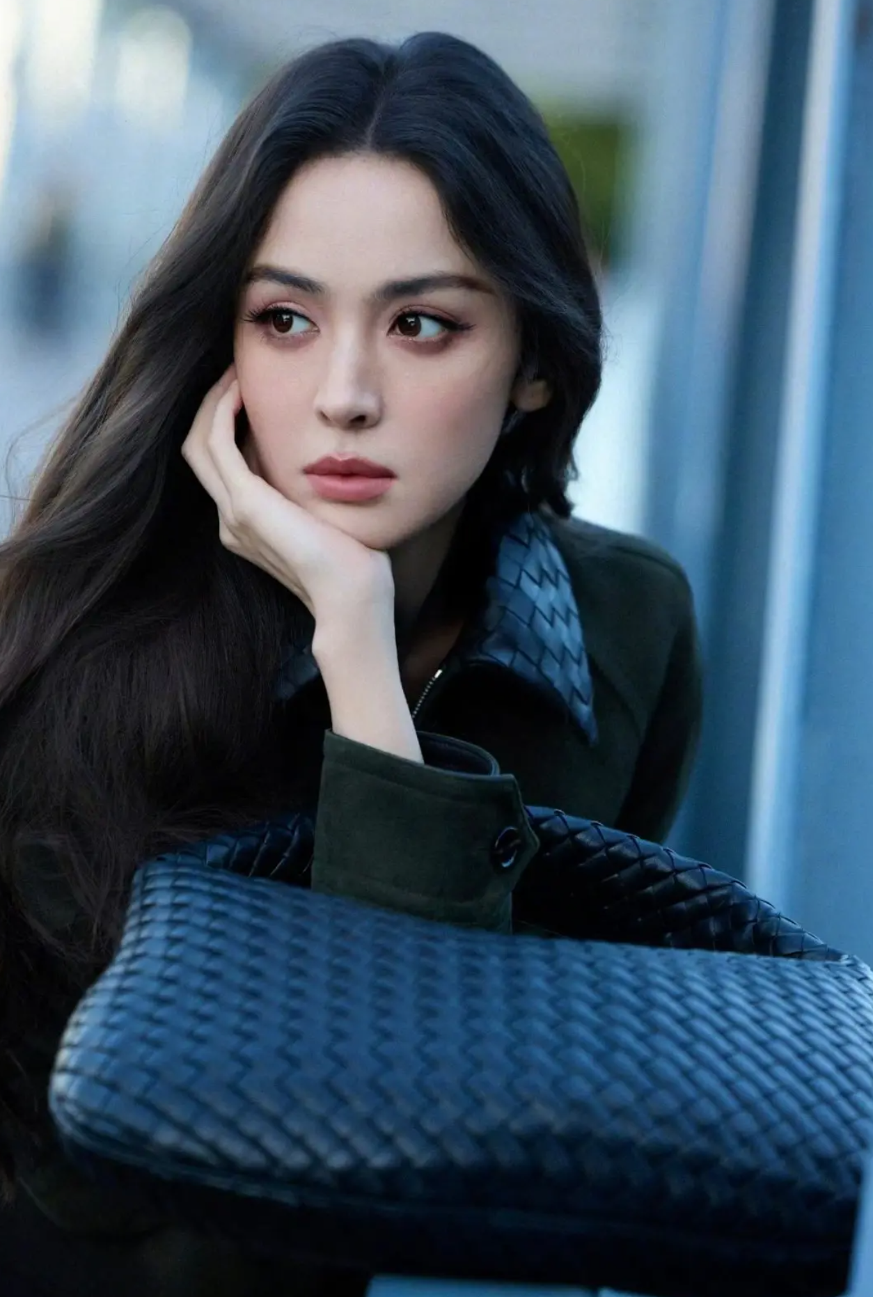 Guli Nazha with woven fashion accessories