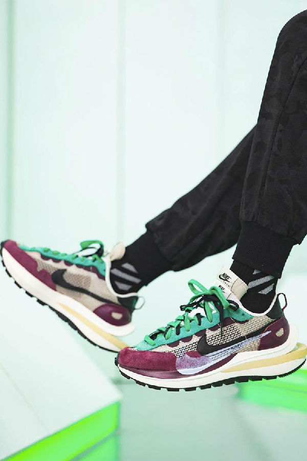 sacai x nike vaporwaffle 紫绿配色上脚片释出