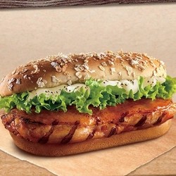 burger king 汉堡王是美国著名的快餐连锁店,whopper皇堡是汉堡王档 