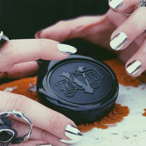 Kat Von D Lock-It 定妆粉饼Light色 Kat Von D Lock-It 定妆粉饼Light色