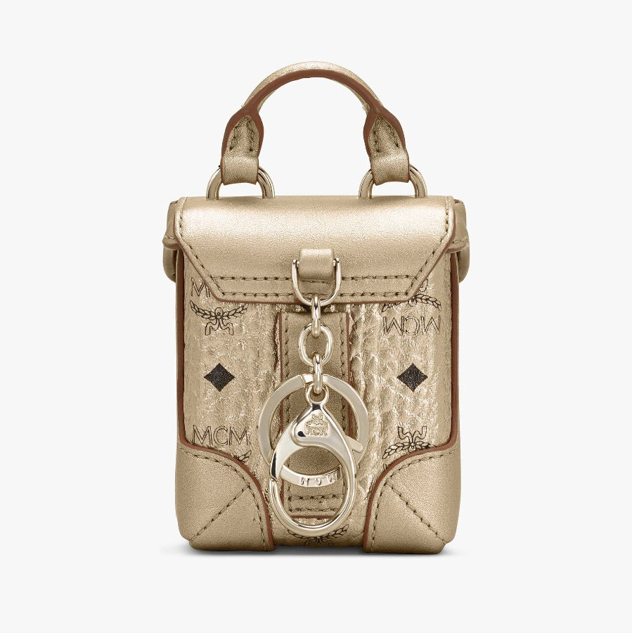 小腰包上装饰了多个扣环,可以当做子母包或者扣在腰带上.售价315美元.