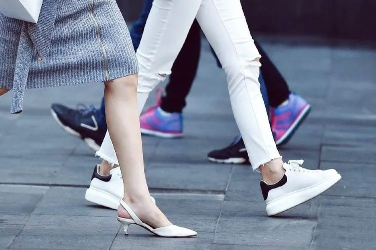 腿精限定!Alexander McQueen 小白鞋系列