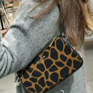 Michael Kors Jet Set Charm中号腋下包 豹纹款 Michael Kors Jet Set Charm中号腋下包 豹纹款