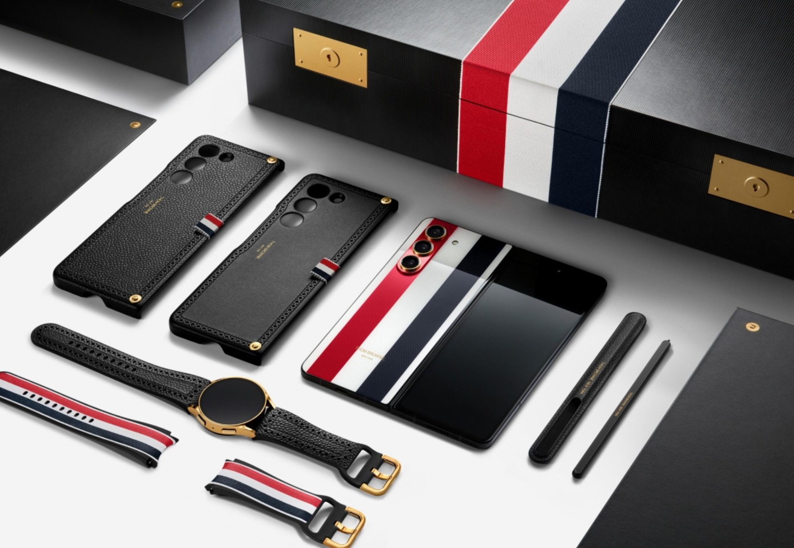 三星 x Thom Browne 释出 Galaxy Z Fold5 折叠限量版