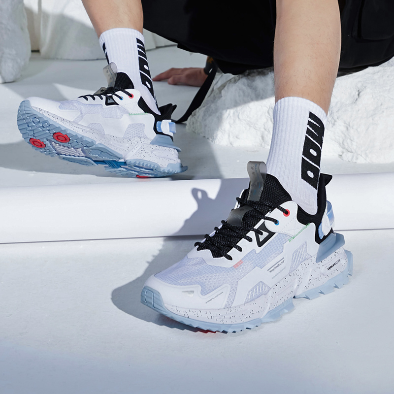 特步山海一念复古运动鞋