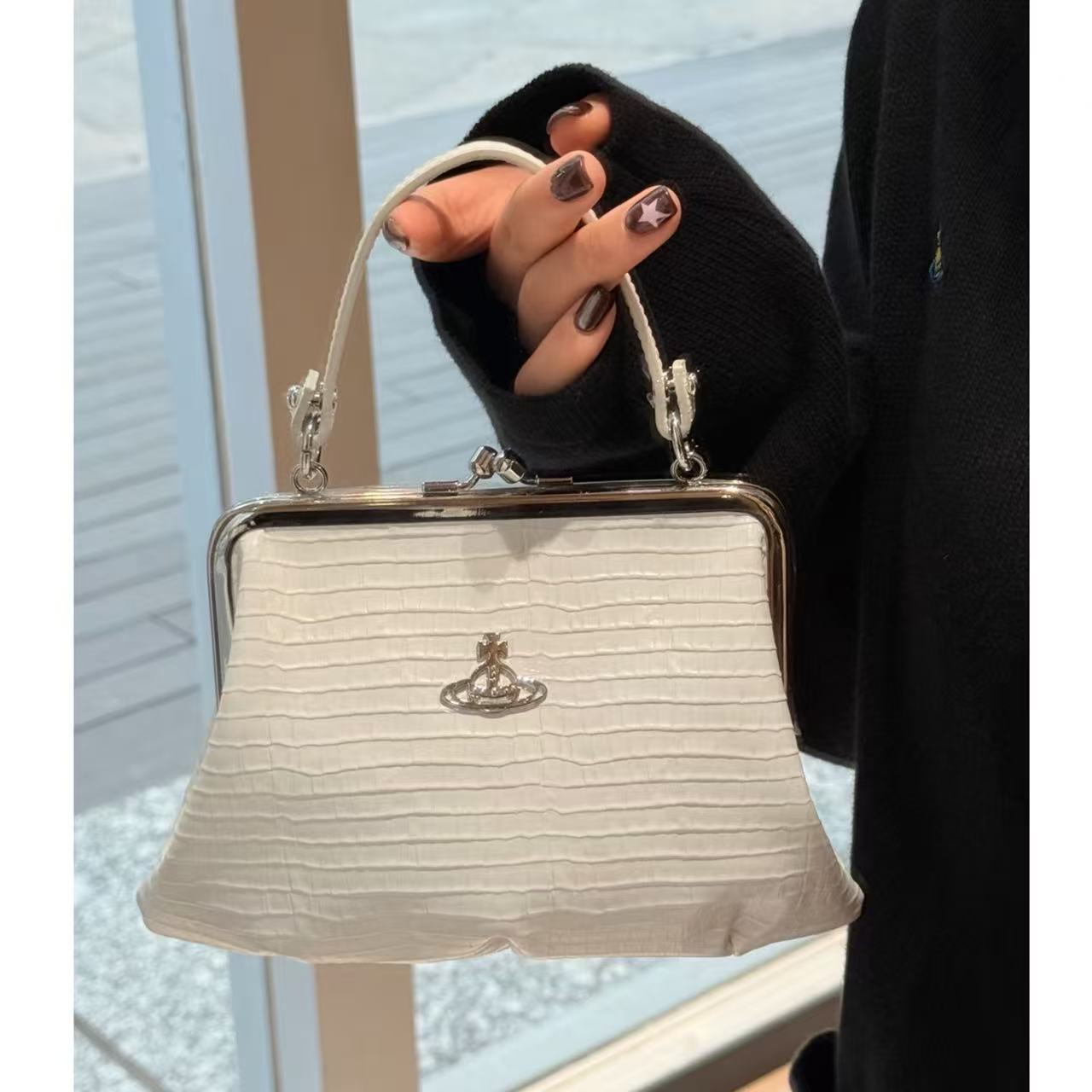 Vivienne Westwood 白雪公主饺子包限时47折