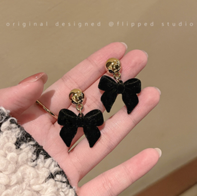 10.98元包邮！黑色植绒蝴蝶结耳钉