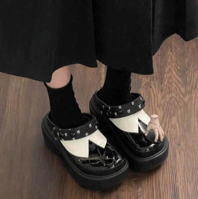Crocs卡骆驰Wednesday Stomp Clog 星期三联名洞洞鞋