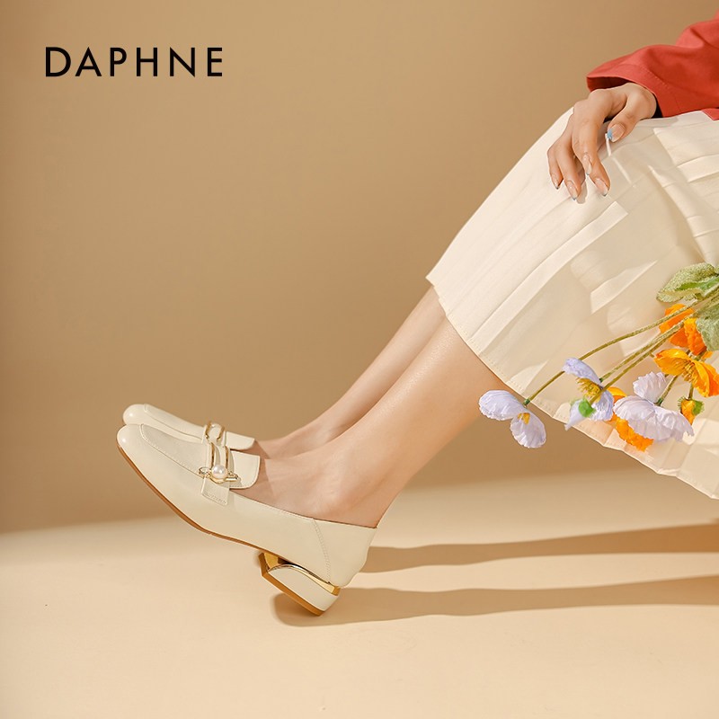 【JD旗舰店】达芙妮（DAPHNE）女鞋珍珠方头乐福鞋