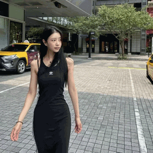 Adidas Originals阿迪达斯黑色刺绣连衣裙