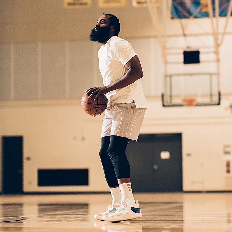 5 70 阿迪达斯(adidas),具有革命性的配合和锁定功能,可在球场上