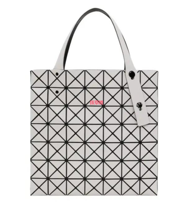 Bao Bao Issey Miyake Gray Prism 菱格纹托特包,45折$268 - 拔草哦