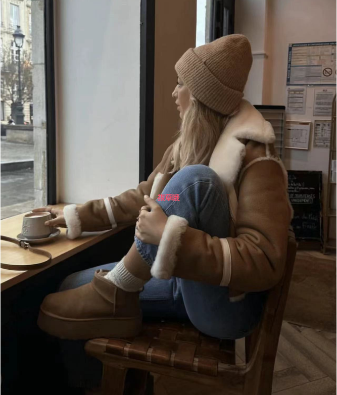 明星同款！UGG Classic Ultra Mini Platform厚底雪地靴,售价$160，2色