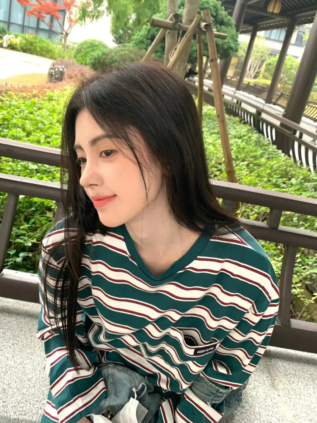 Ju Jingyi in an earth-tone striped t-shirt showcasing the 2026 spring casual trend