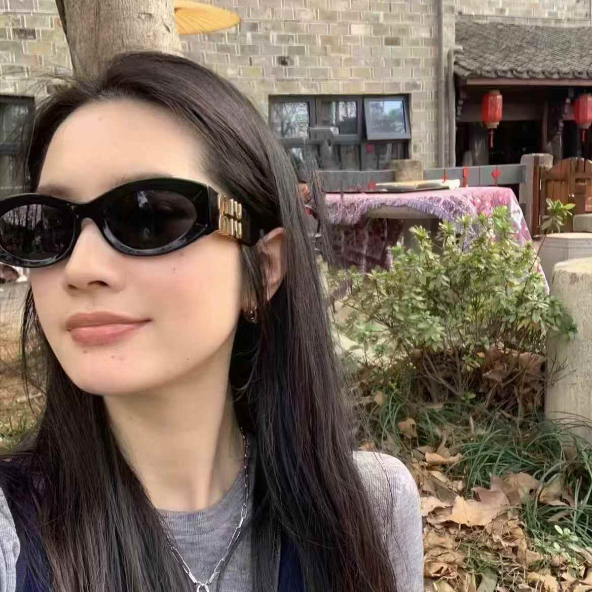 Miu Miu热门款Logo墨镜6折特惠