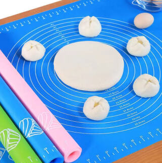 13.9元包邮！梦格雅 硅胶揉面垫擀面防滑面板【50*40cm+切面刀+擀面杖】