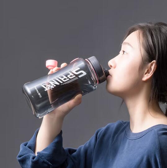 10.9元包邮！茶花 优选大号运动水壶 1200ml（两色可选）