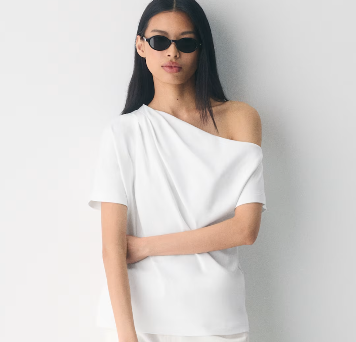 Aritzia 白色Interlock Script斜肩上衣补货，45刀入手