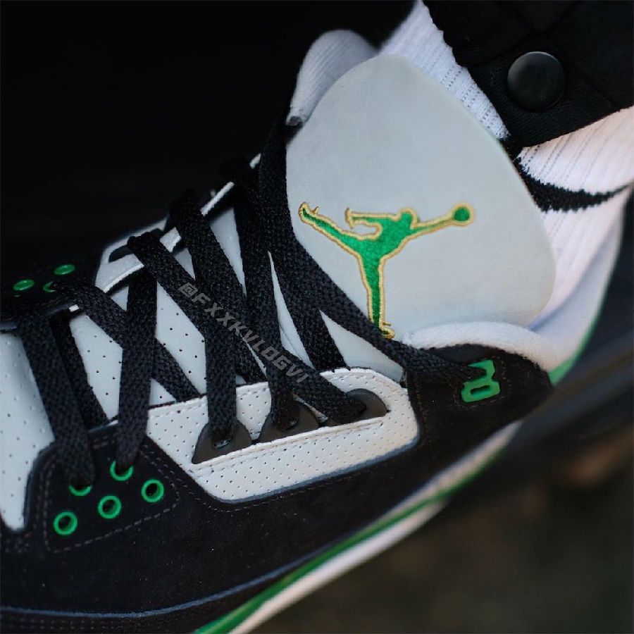 今天这双 aj3 配色鞋面采用黑色麂皮材质打造,点缀以白色,浅灰和绿色