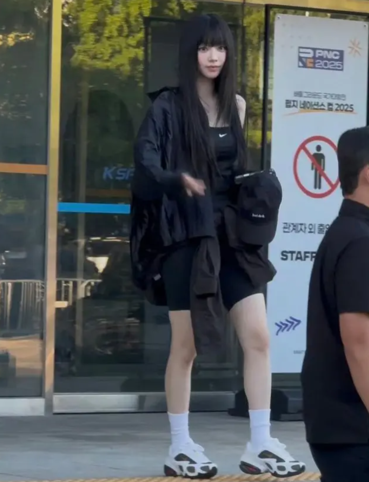 Street style inspiration with oversized blazer and sneakers