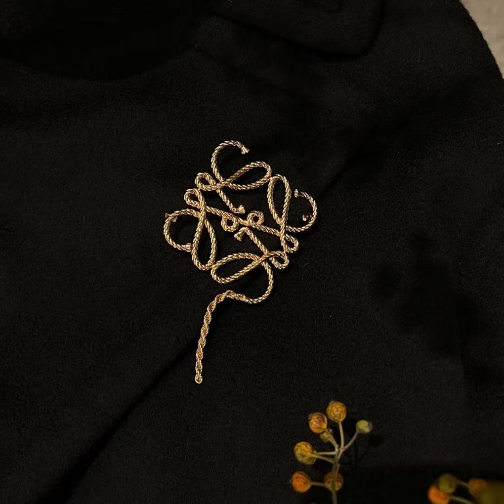 Loewe 麻花编织胸针 6折特惠