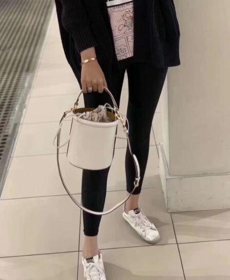 coach蔻驰leatherdrawstring水桶包白色