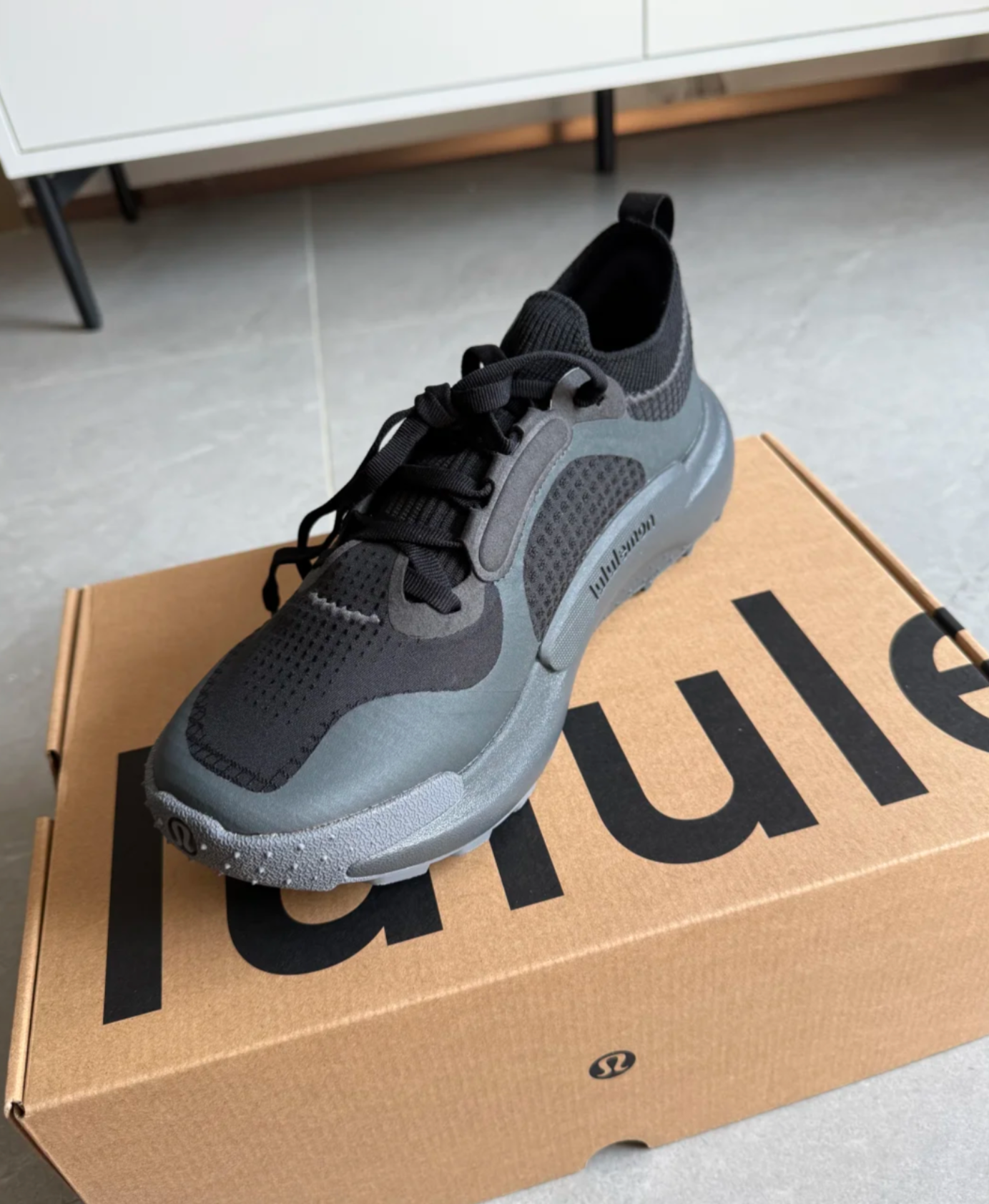 lululemon men's trail running shoes unboxing side view