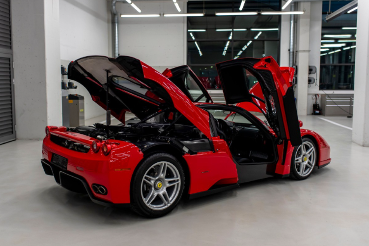 Formula 1 冠军sebastian Vettel 坐驾ferrari Enzo 即将展开拍卖限量400 辆 拔草哦